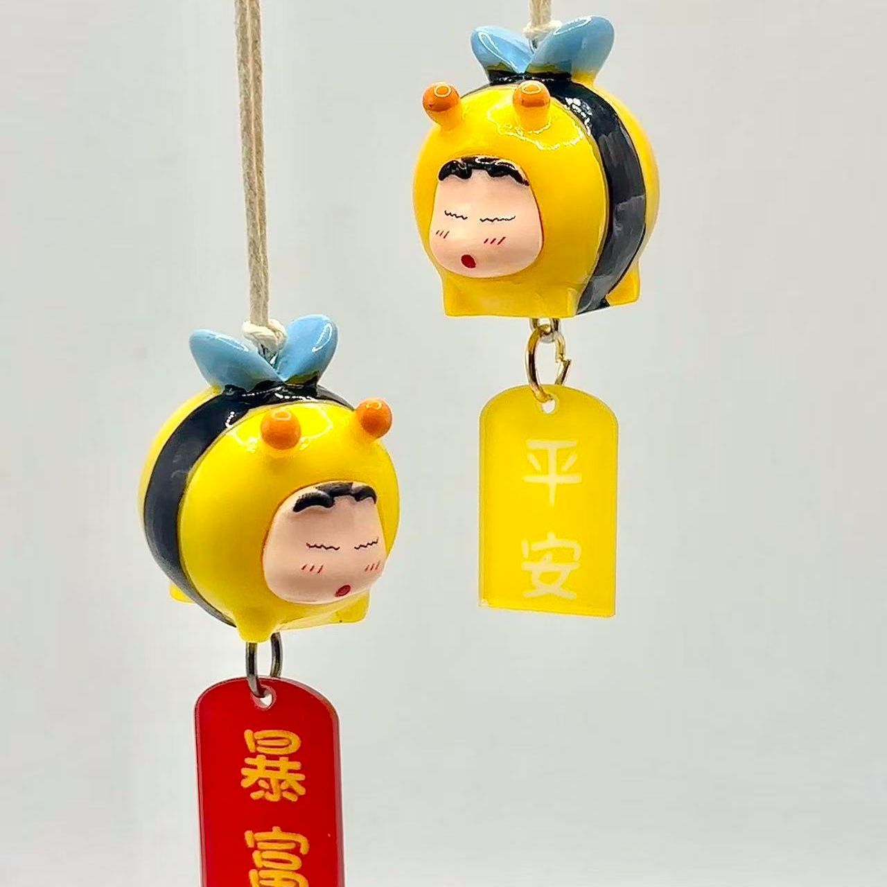 Car Accessories Papar - クレヨンしんちゃん ハチのコスプレフィギュア 車用吊り下げペンダント バックミラーオーナメント 車内装飾 ラッキーデコレーション