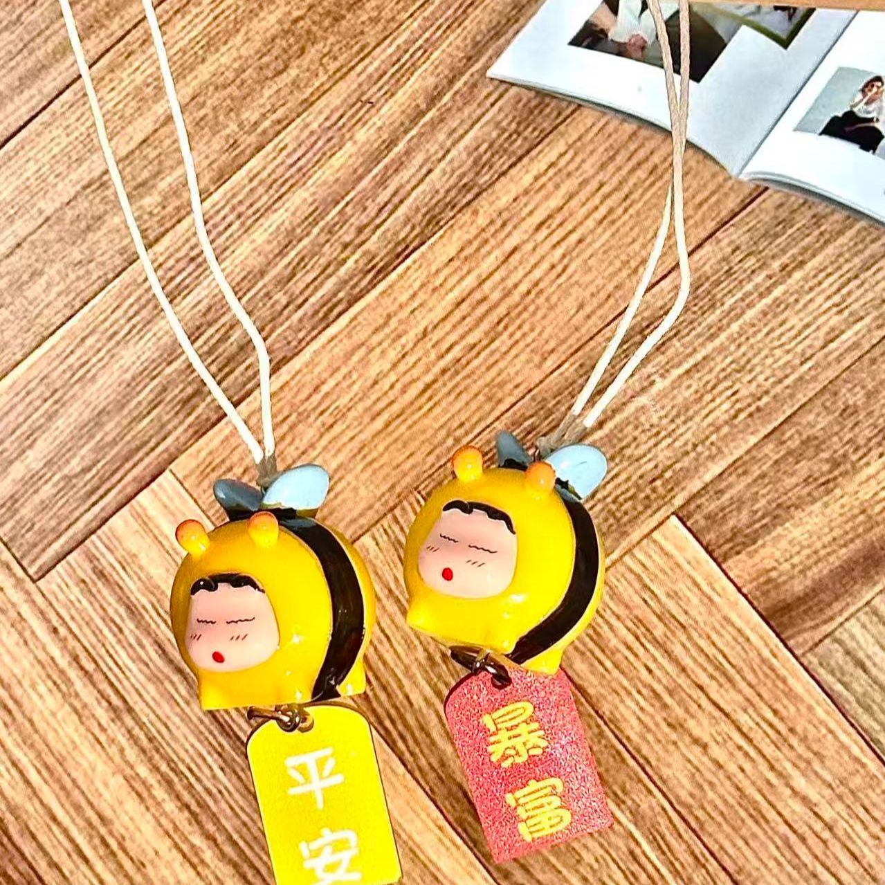 クレヨンしんちゃん ハチのコスプレフィギュア 車用吊り下げペ - Car Accessories Papar のレビューと価格