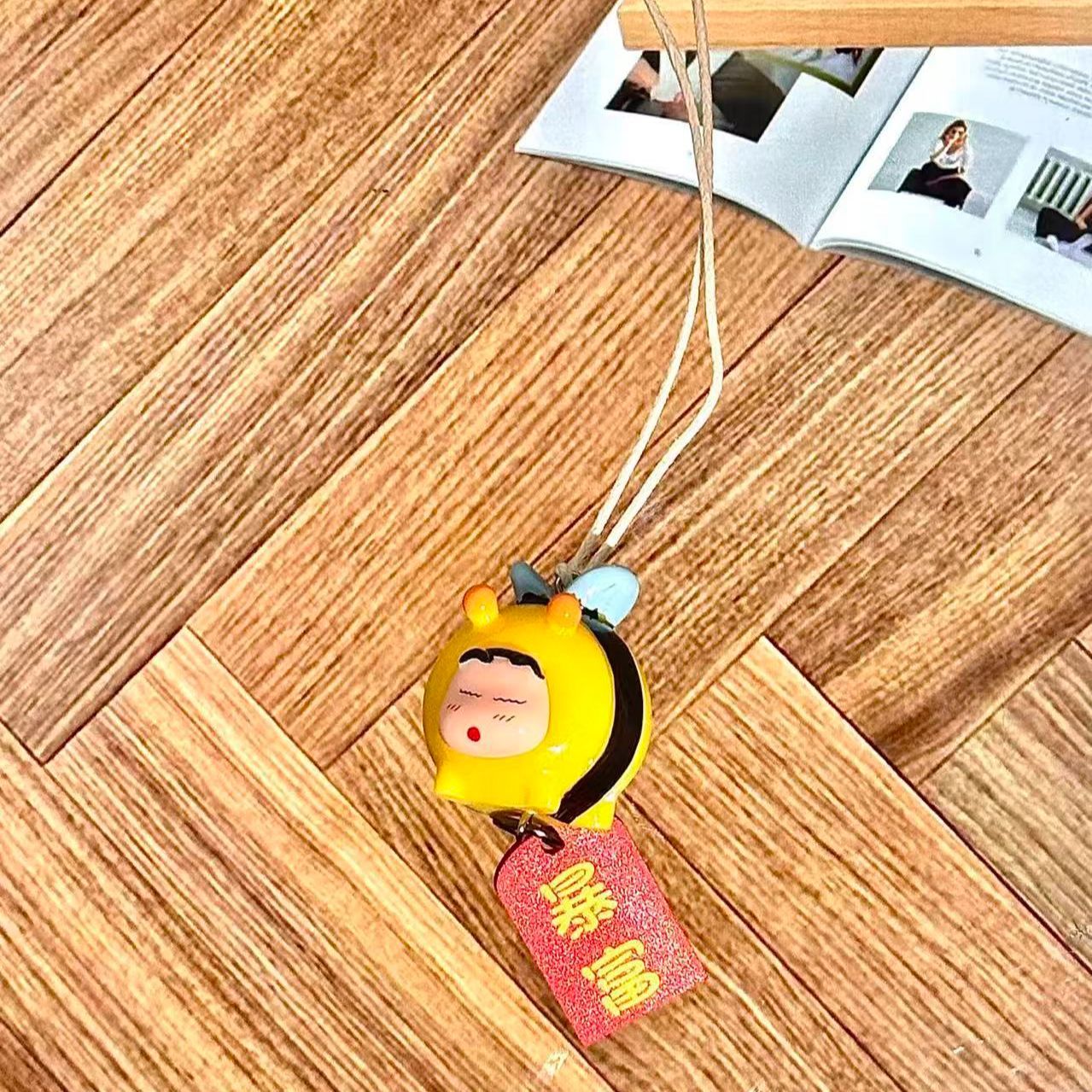 クレヨンしんちゃん ハチのコスプレフィギュア 車用吊り下げペ - Car Accessories Papar のレビューと価格