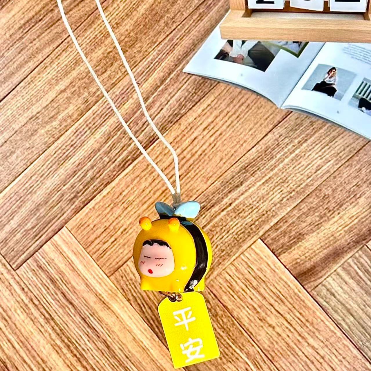 クレヨンしんちゃん ハチのコスプレフィギュア 車用吊り下げペ - Car Accessories Papar のレビューと価格